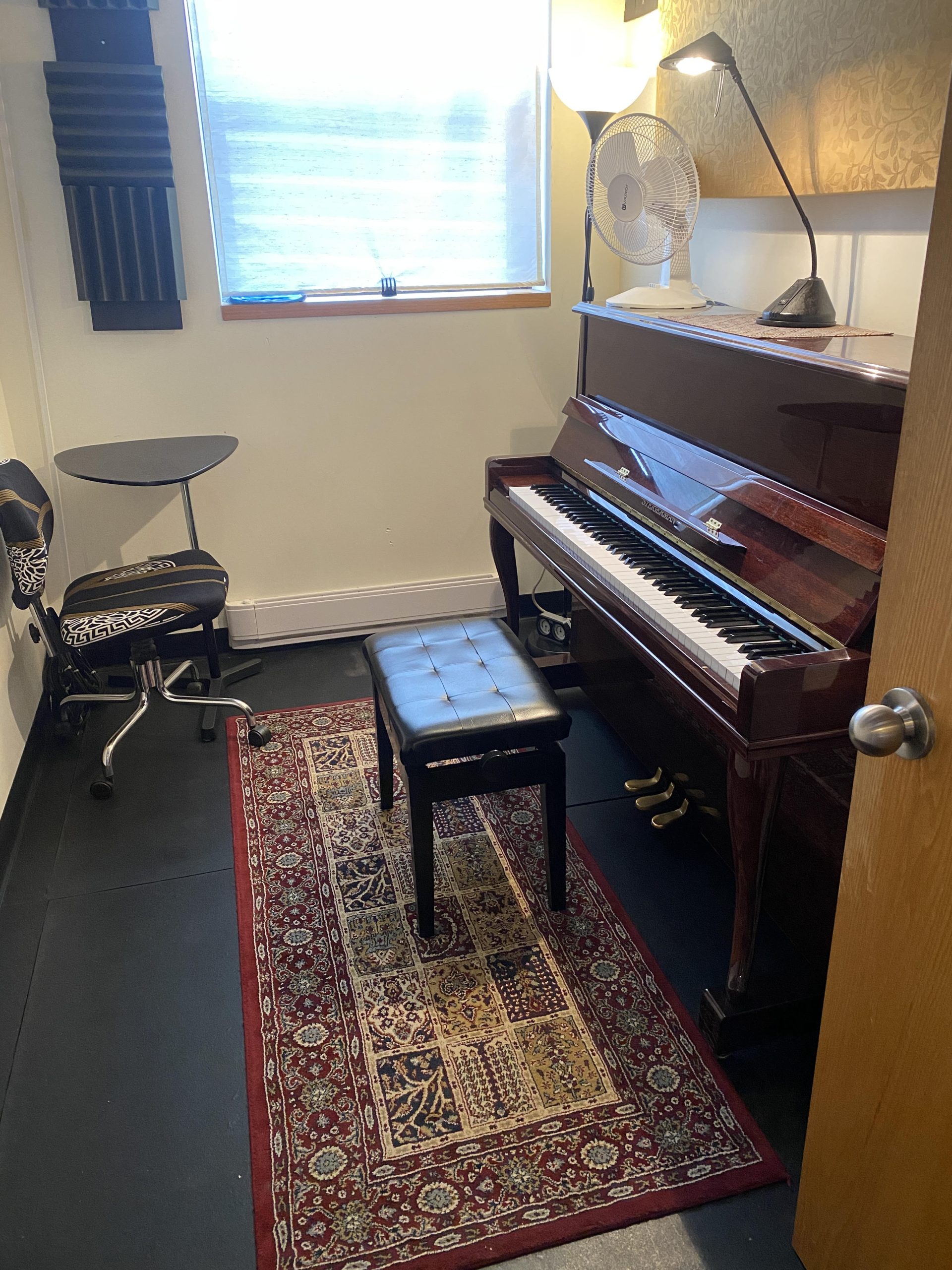 Studio D7 pour la pratique du piano acoustique et instrumentale situé à Lachine